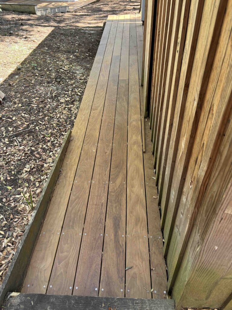 Splendide Projet sur mesure au Cap Ferret : Terrasse bois exotique, allées, escaliers, balcons