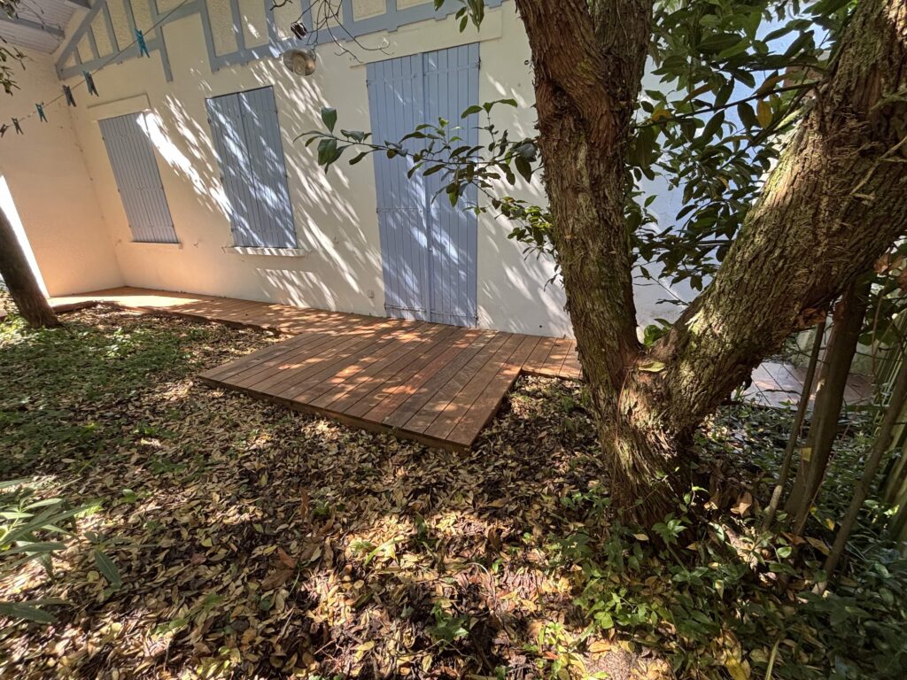 Splendide Projet sur mesure au Cap Ferret : Terrasse bois exotique, allées, escaliers, balcons