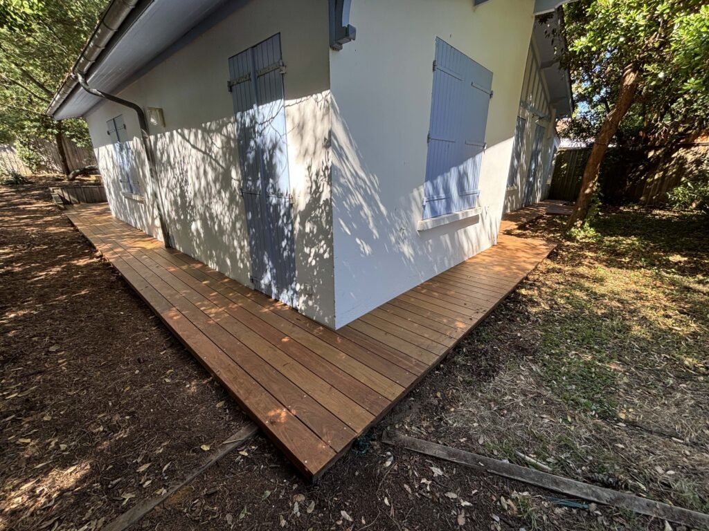 Splendide Projet sur mesure au Cap Ferret : Terrasse bois exotique, allées, escaliers, balcons