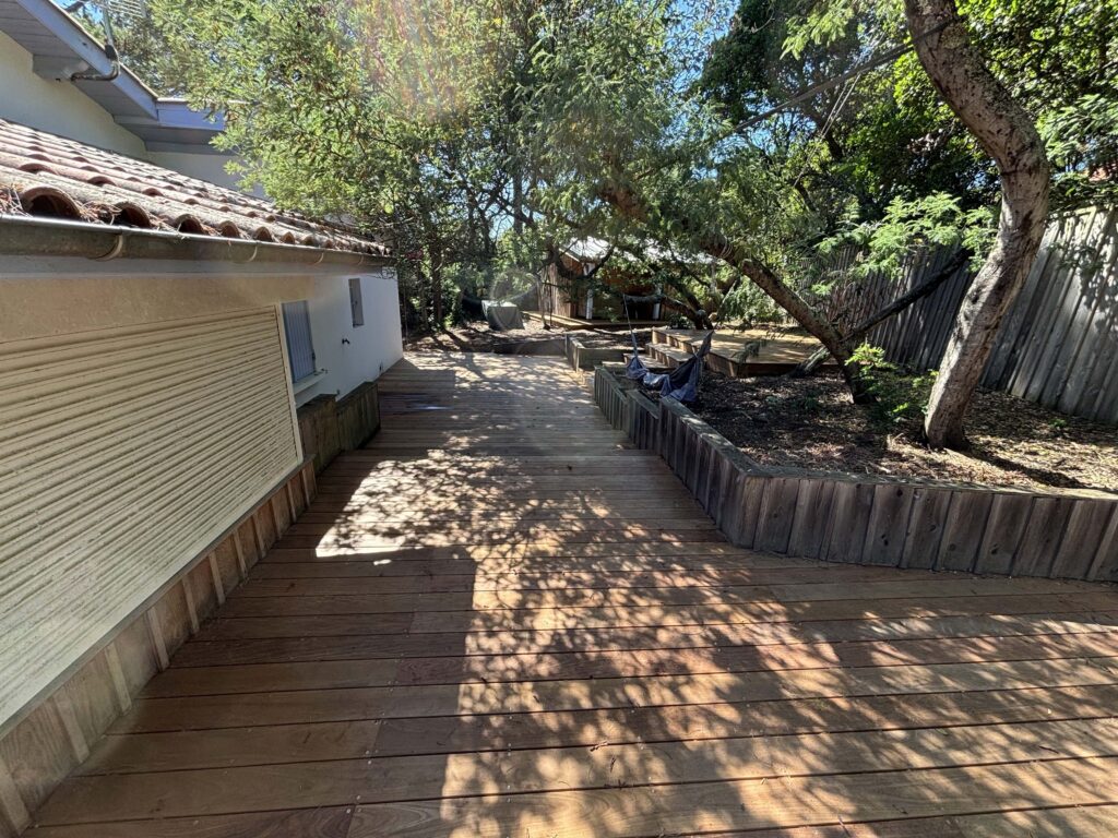 Splendide Projet sur mesure au Cap Ferret : Terrasse bois exotique, allées, escaliers, balcons