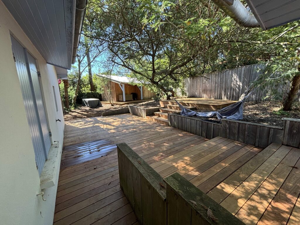 Splendide Projet sur mesure au Cap Ferret : Terrasse bois exotique, allées, escaliers, balcons